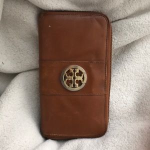 Zipper Tory Burch leather wallet
